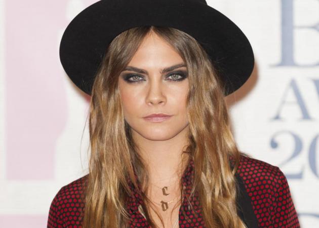 Η Cara Delevingne είναι εντελώς άλλη στο show της Chanel!