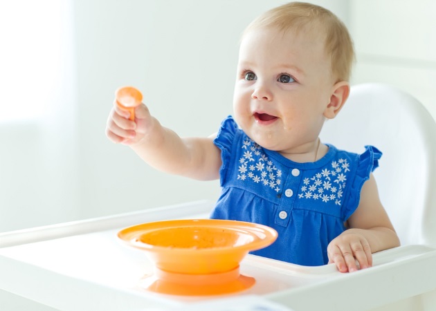 Πώς θα καταλάβεις ότι το μωρό είναι έτοιμο για το κουτάλι; Ο Δρ. Σπύρος Μαζάνης σου εξηγεί