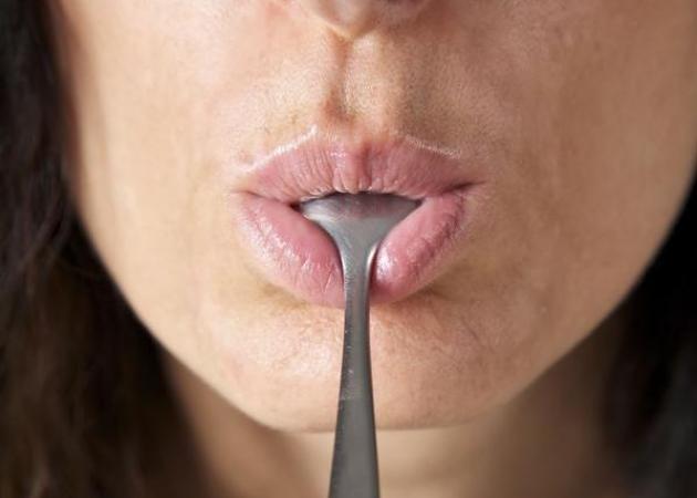 Μεταλλική γεύση στο στόμα: Πού οφείλεται και τι μπορείς να κάνεις