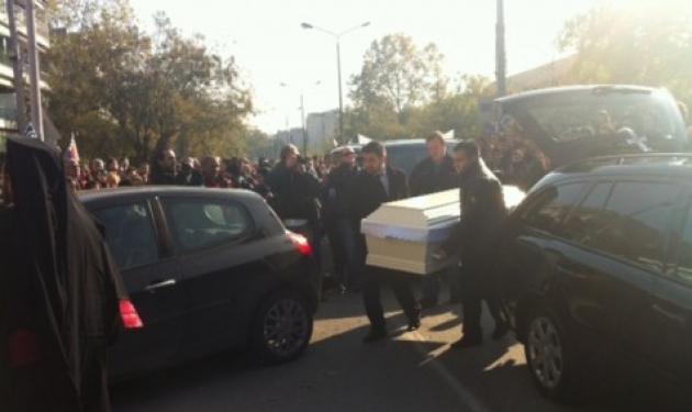Λαοθάλασσα στην κηδεία της 13χρονης Σάρας – Την αποχαιρέτησαν με χειροκροτήματα