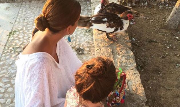 Σταματίνα Τσιμτσιλή: Τρυφερές στιγμές με την κόρη της στην Πάρο!