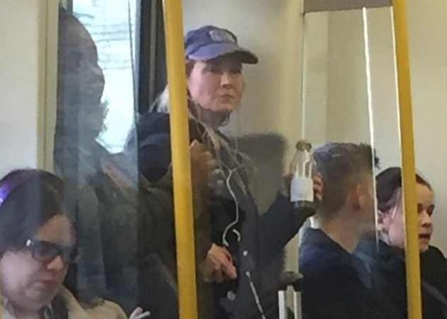 Χολιγουντιανή σταρ εμφανίστηκε έτσι στο μετρό! Δεν την αναγνώρισε κανείς