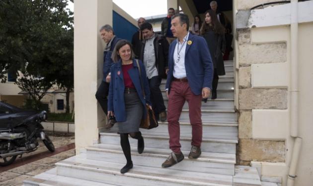 Εκλογές 2015 – Σταύρος Θεοδωράκης: Ψήφισε χωρίς σακίδιο και φορώντας κεραμιδί παντελόνι!