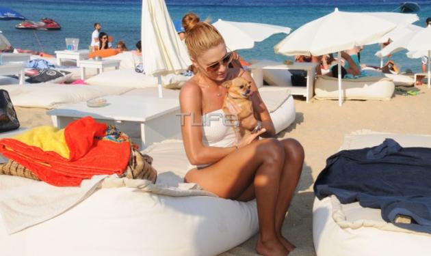 Σ. Καλλή: Παιχνίδια με τον σκύλο της στην παραλία και βόλτες στα στενά της Μυκόνου!