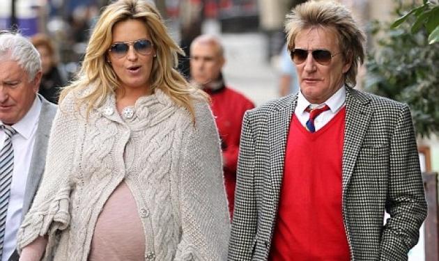 Για 8η φορά μπαμπάς ο Rod Stewart! Απέκτησε ένα πανέμορφο αγοράκι.