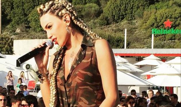 Κατερίνα Στικούδη: Super sexy εμφάνιση σε συναυλία στη Μυτιλήνη!