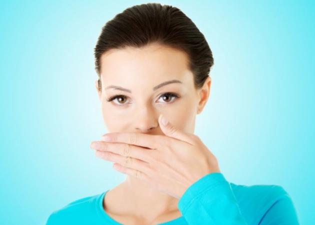 Κακοσμία στόματος: Δεν ξέρατε ότι αυτά μπορεί να είναι η αιτία…