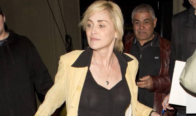 Sharon Stone: Στα 56 της κυκλοφορεί ακόμη χωρίς σουτιέν!