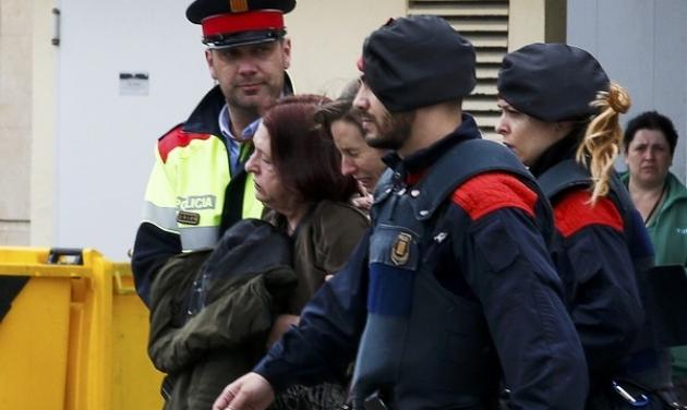 Συντετριμμένοι οι συγγενείς των επιβατών της μοιραίας πτήσης της Germanwings φτάνουν στο αεροδρόμιο της Βαρκελώνης