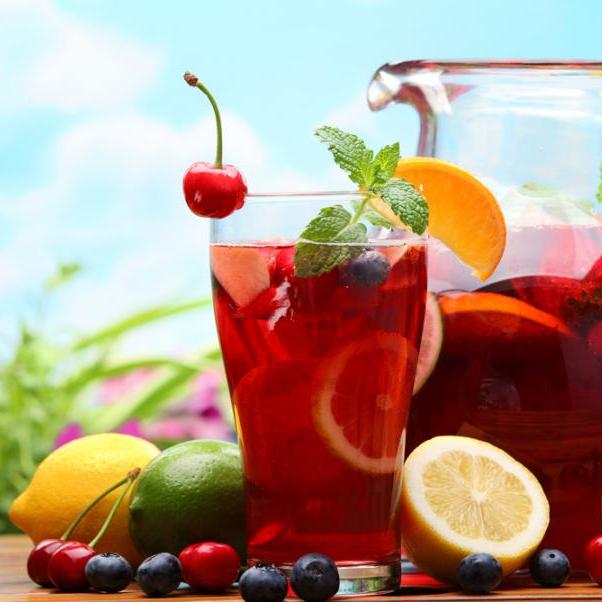 Καλοκαιρινή sangria με μύρτιλλα και κεράσια