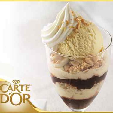 Sundae με μπανάνα, σος fudge σοκολάτας και φιστίκια