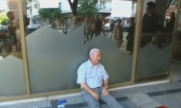 Συνταξιούχος καθισμένος στο δρόμο, κλαίει από ντροπή! Βίντεο