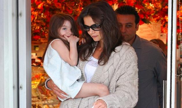 H Katie Holmes εξηγεί γιατί δεν φοράει παλτό η Suri όταν κάνει παγωνιά!