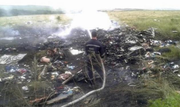 Δεκάδες πτώματα ανάμεσα στα συντρίμμια του Boeing των Malaysia Airlines – “Πόλεμος” προπαγάνδας για το ποιος κατέρριψε το αεροσκάφος