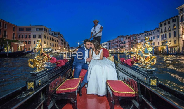 Τα παράτησε όλα, επέστρεψε στην Κόρινθο και κάνει εντυπωσιακά concept γάμων – Έφτασε και στη Βενετία για ένα “κλικ”