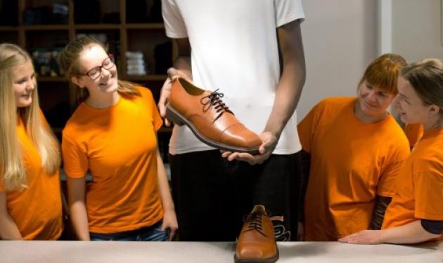 Μπορείς να μαντέψεις τι νούμερο παπούτσι φορά ο ψηλότερος άντρας του κόσμου;