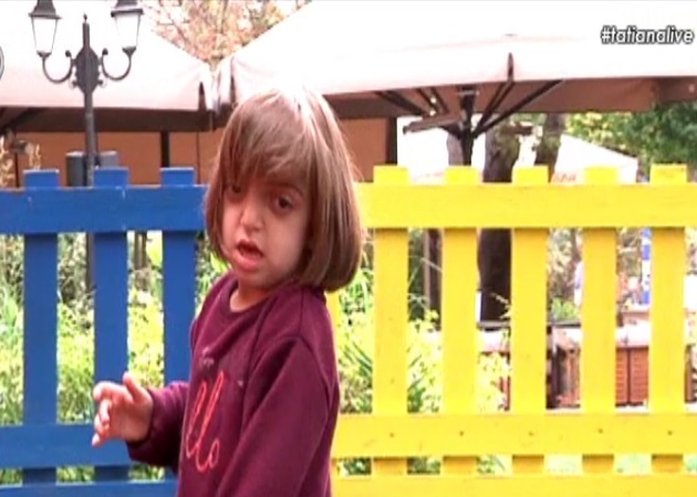 Νέα αρχή και χαμόγελα για την μικρή Κατερίνα – Καθηγητής νευροχειρουργικής κατάφερε να της αφαιρέσει τη σπάνια δυσπλασία στο μέτωπο