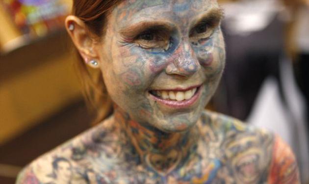 Η γυναίκα με τα περισσότερα τατουάζ!