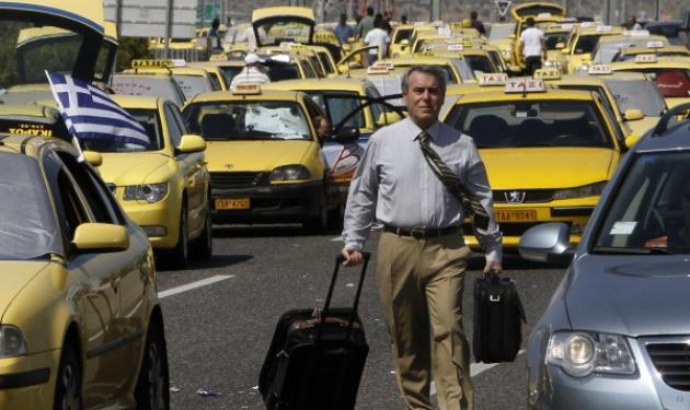 Επ’ αόριστον κλιμακώνουν την απεργία τους οι οδηγοί ταξί – Τίναξαν στον αέρα τον τουρισμό!