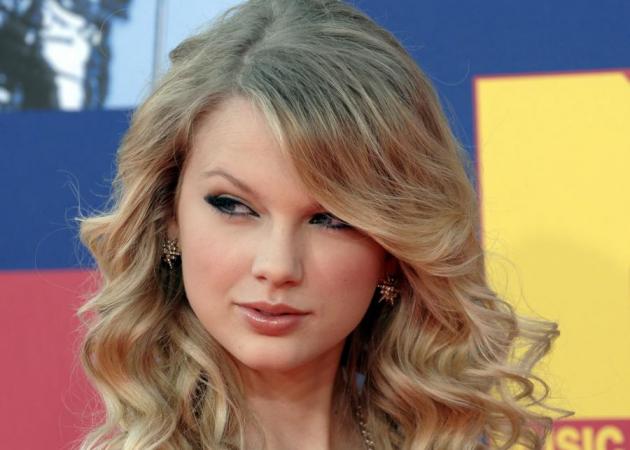 Η Taylor Swift επέστρεψε στις μπούκλες που είχε το 2008!