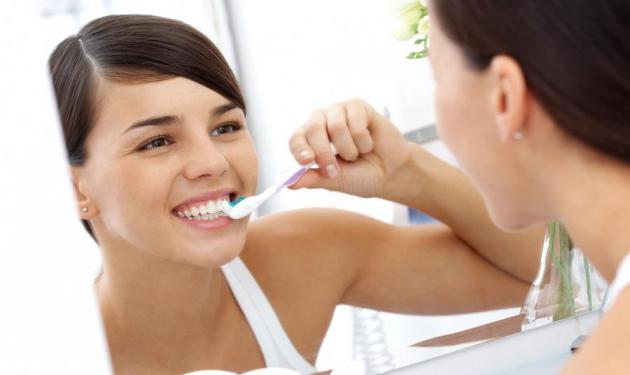 Αυτές είναι οι συνήθειες που βλάπτουν τα δόντια σου!