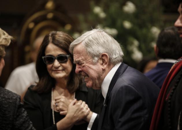 Σπάραξε ο τέως Βασιλιάς μπροστά στο φέρετρο του Κωνσταντίνου Μητσοτάκη [pics, vid]