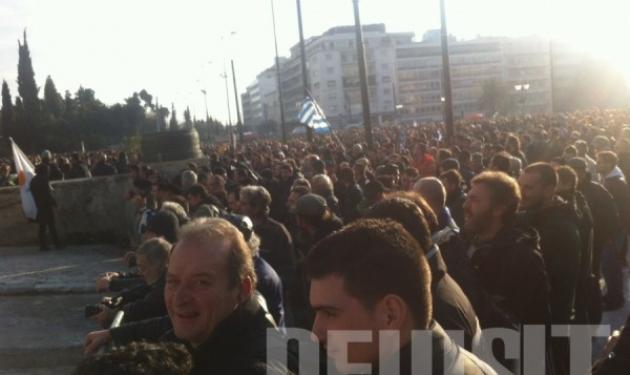 Χιλιάδες διαδηλωτές έξω από την Βουλή. Ένταση ξύλο και χημικά!