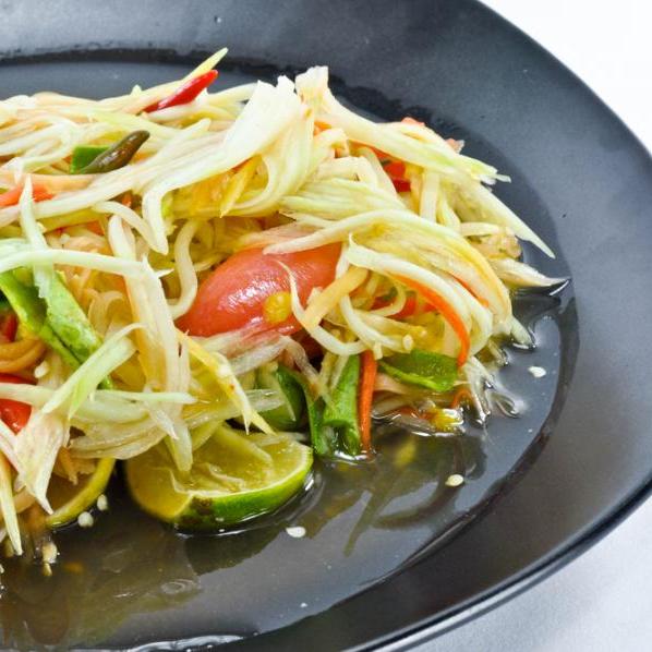 Ταϋλανδέζικη σαλάτα με παπάγια, φιστίκια και καυτερή πιπεριά