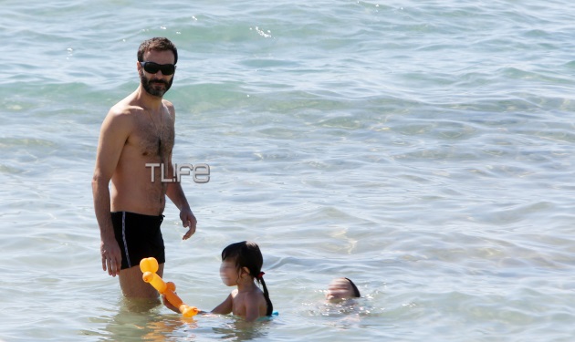 Θανάσης Ευθυμιάδης: Στην παραλία με τις κόρες του!