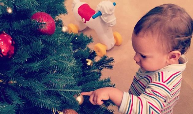 Ποιας celebrity ο γιος δεν… “ξεκολλά” από το χριστουγεννιάτικο δέντρο;