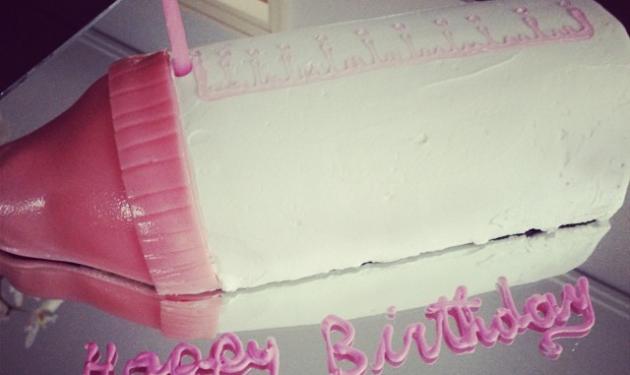 Ελληνίδα τραγουδίστρια που έγινε πρόσφατα μανούλα, γιόρτασε τα γενέθλιά της με αυτή την τούρτα!