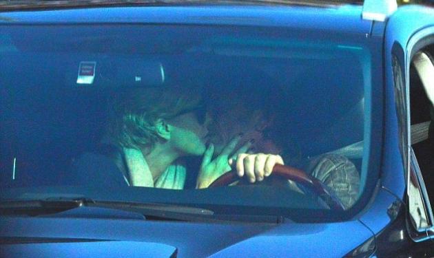 S. Penn – C. Theron: “Καυτά” φιλιά μες στο αυτοκίνητο! Φωτογραφίες