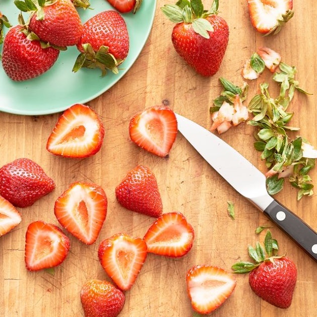 Μην πετάς τις “κορυφές” της φράουλας! Κάνε κάτι καλύτερο