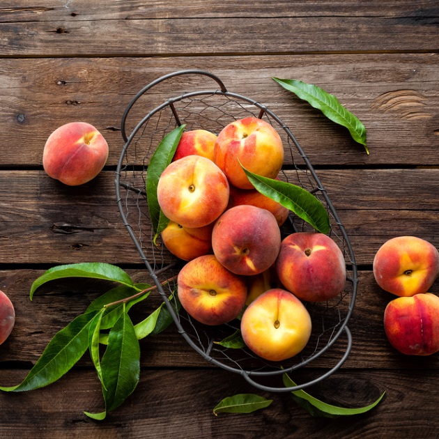 Ο πιο εύκολος τρόπος να καθαρίσεις ένα ροδάκινο! Δες πώς θα το κάνεις