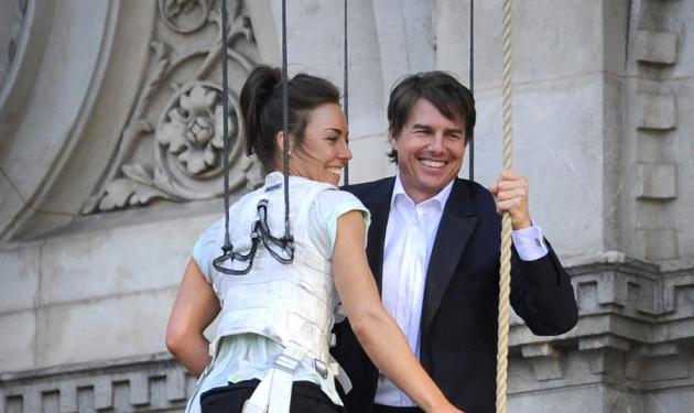 O Tom Cruise φόρεσε κοστούμι και κρεμάστηκε έξω από εκκλησία της Βιέννης