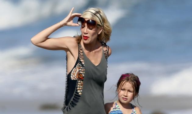 H Tori Spelling έβαψε ροζ το σκύλο της! Το ίδιο έκανε και με τα μαλλιά της κόρης της