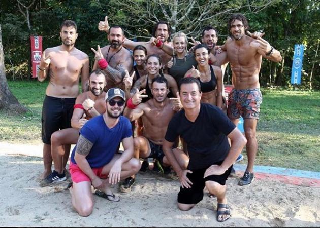 Survivor: Οι πόζες του Τούρκου καναλάρχη με τους παίχτες και τον Σάκη Τανιμανίδη!