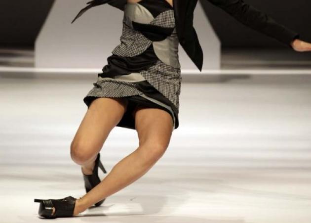 Όταν τα μοντέλα τρώνε (συνέχεια) τούμπες με ψηλά τακούνια στην πασαρέλα! video