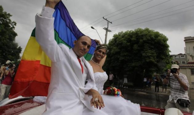Ο πρώτος gay γάμος στην Κούβα! Άντρας παντρεύτηκε τρανσέξουαλ!