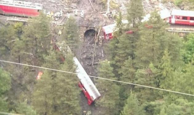 Θρίλερ η επιχείρηση διάσωσης μετά τον εκτροχιασμό τρένου στην Ελβετία