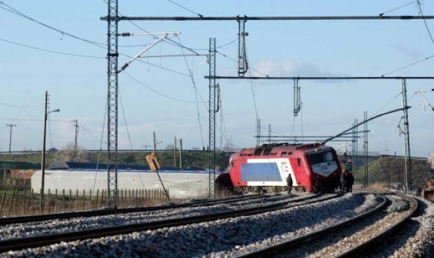 Φθιώτιδα: Εκτροχιασμός τρένου με 120 επιβάτες – Συγκρούστηκε με κοπάδι αγελάδων!