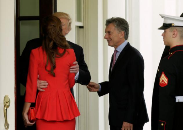 Ντόναλντ, μας βλέπουν! “Αρρώστησε” ο Τραμπ με την πρώτη κυρία της Αργεντινής [pics]