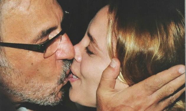 Διονύσης Τσακνής – Άννα Μονογιού: Καυτά φιλιά μπροστά στους φωτογράφους!