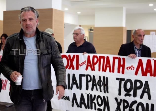 Ο Πασχάλης Τσαρούχας σε διαμαρτυρία για τον πλειστηριασμό ακινήτων! Στο πλευρό της Ζωής Κωνσταντοπούλου! [pics]