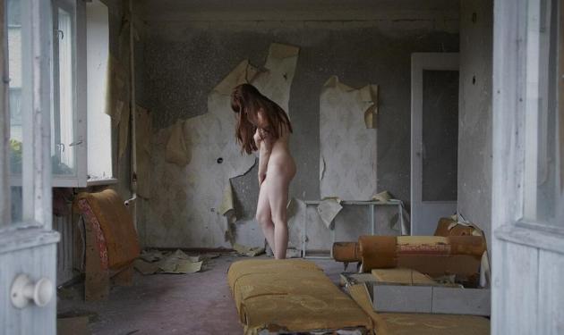 30χρονη που επιβίωσε από το Τσέρνομπιλ, φωτογραφίζεται γυμνή στο ερειπωμένο σπίτι της