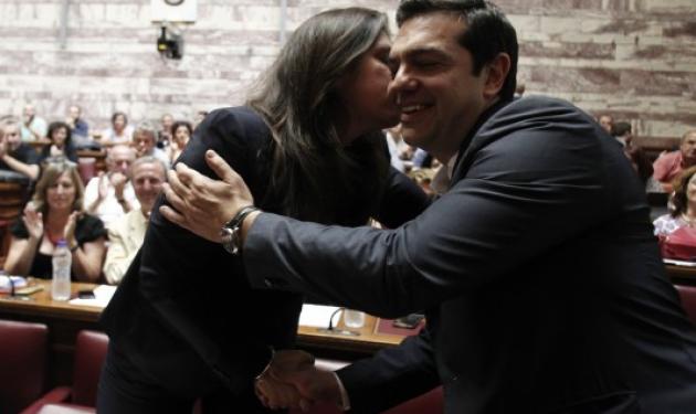 Όταν η Ζωή Κωνσταντοπούλου, φίλησε τον Πρωθυπουργό!