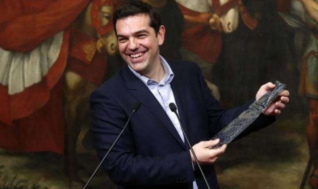 Τι κρύβει η γραβάτα που έκανε δώρο ο Ιταλός πρωθυπουργός στον Αλέξη Τσίπρα;
