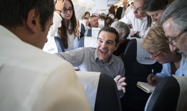 Στο αεροπλάνο με τον πρωθυπουργό Αλέξη Τσίπρα! Φωτογραφίες