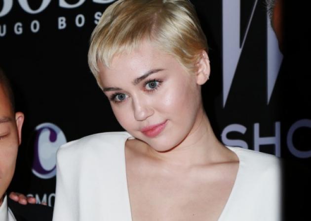 Θα εκπλαγείς από το πόσο θα λατρέψεις το Elvis-inspired look της Miley Cyrus!