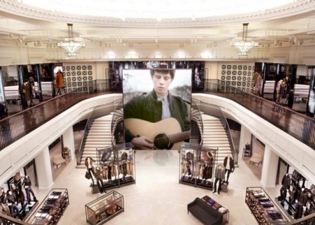Burberry: Μόλις άνοιξε η μεγαλύτερη boutique στο Λονδίνο! Πάρε μία γεύση από το εσωτερικό..